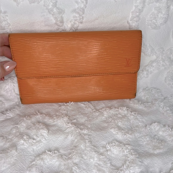 LOUIS VUITTON • MANDARIN EPI • INTERNATIONAL TRIFOLD WALLET - Picture 1 of 10